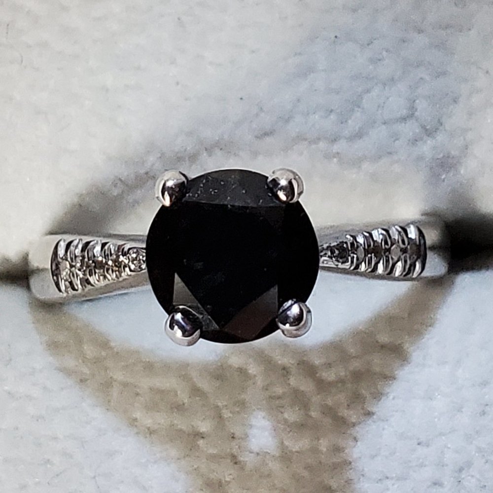 Beautiful 18K white gold  black diamond ring